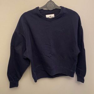 Crewneck are still in! And so is layering! Get creative with Hollister😍